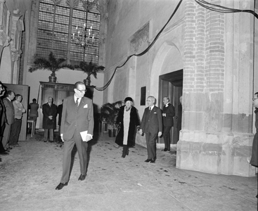 880302 Afbeelding van de aankomst van Koningin Juliana (midden) in de Domkerk (Domplein) te Utrecht, ter gelegenheid ...